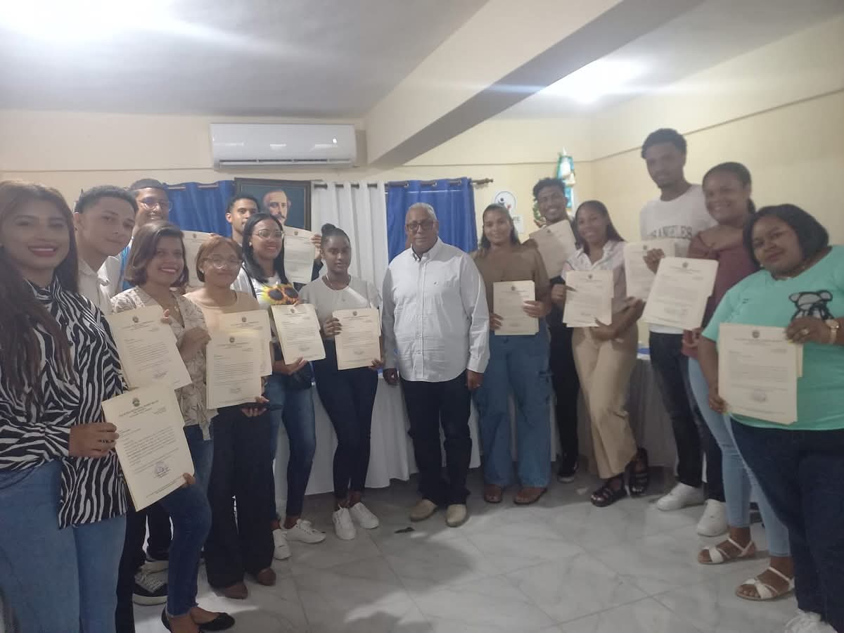 Alcalde de Pedro Brand entrega 14 becas universitarias a jóvenes del municipio